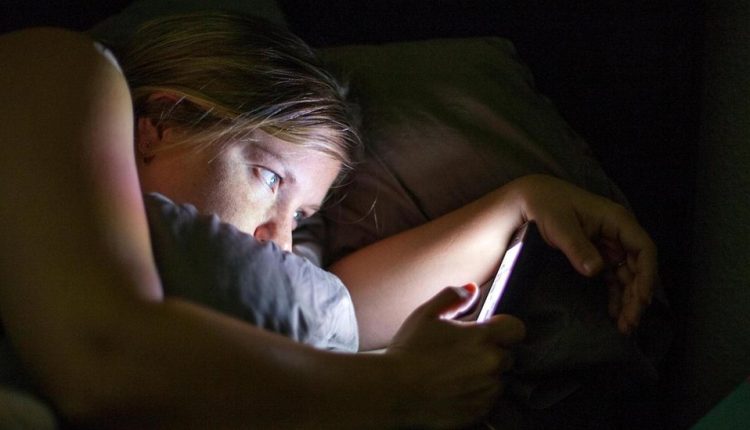 عزيزتى حواء ..لاتستخدمى السوشيال ميديا قبل النوم مباشرة