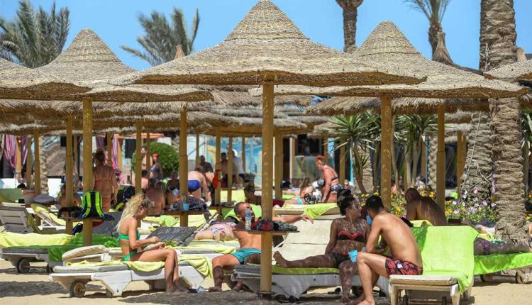 أجواء ربيعية ساحرة تشجع السائحين على النزول للبحر وانتظام حركة الملاحة بالغردقة