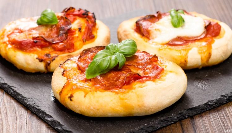 طريقة عمل المينى بيتزا بالعجينة السحرية