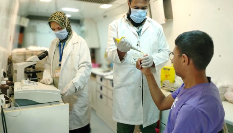 توقيع الكشف الطبي على 1847 حالة خلال قافلة علاجية بمغاغة بالمنيا