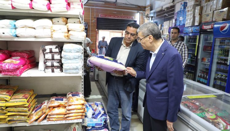 محافظ المنيا يجرى جولة تفقدية بعدد من الأسواق والمحلات التجارية بحي وسط مدينة المنيا