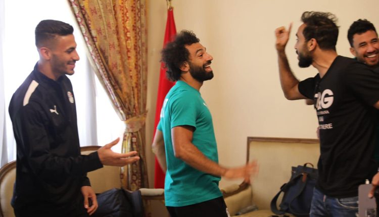 كهربا ينشر صورته مع محمد صلاح فى معسكر الفراعنة ويعلق أخويا