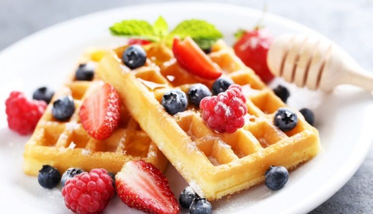 بخطوات سهلة وسريعة طريقة عمل الوافل بدون ماكينة