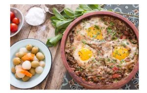 طريقة عمل طاجن الفول بالبيض فى 