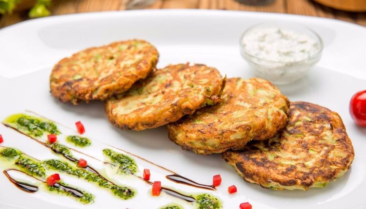 بخطوات سهلة وبسيطة طريقة عمل مقرمشات الكوسا بالبيض