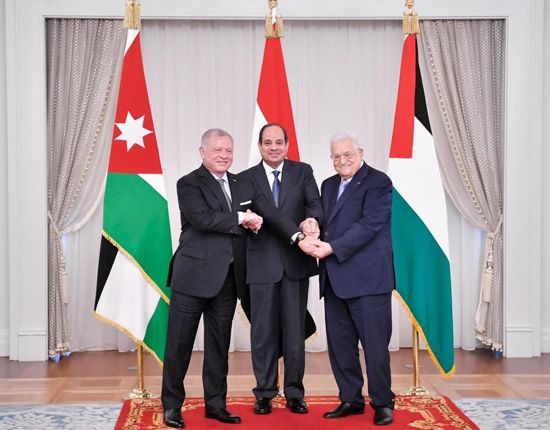 الرئيس السيسى يستقبل ملك الاردن بمطار العلمين الدولى على هامش القمة الثلاثية بين مصر والاردن وفلسطين