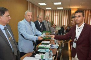 محافظ الشرقية يكرم المهندس خالد سعيد